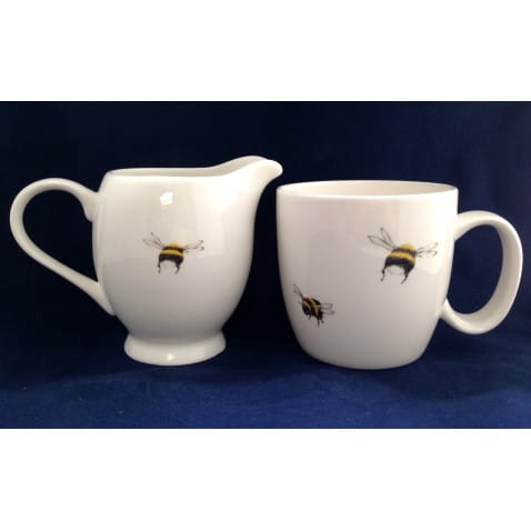 mug and jug for size comparison